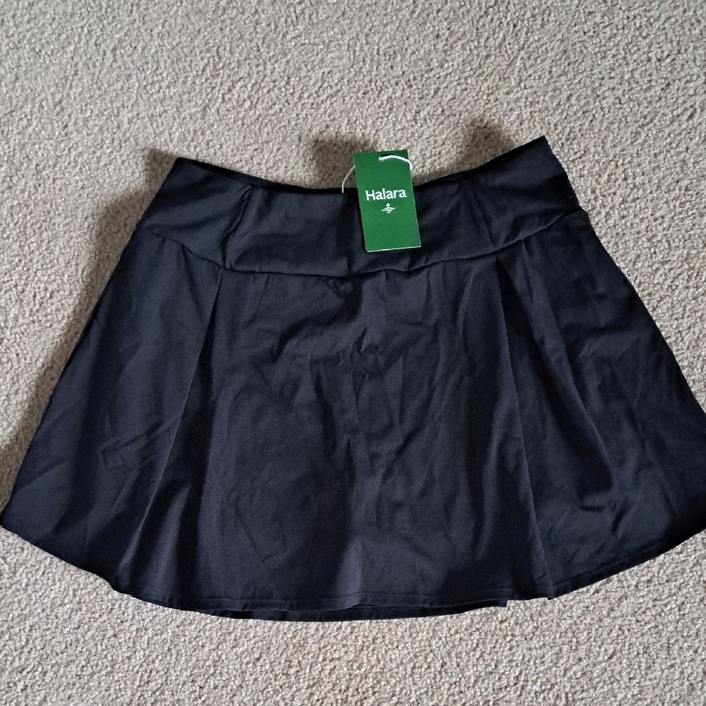 LARGE.   PLICATED TAILORED 2 IN 1 FLOWY  SKORT